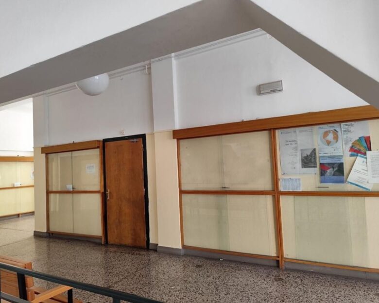ΕΚΠΑ: Δεν υπάρχουν γκράφιτι στο ανακαινισμένο κυλικείο – Μπήκαν καινούργιες μπάρες στην είσοδο