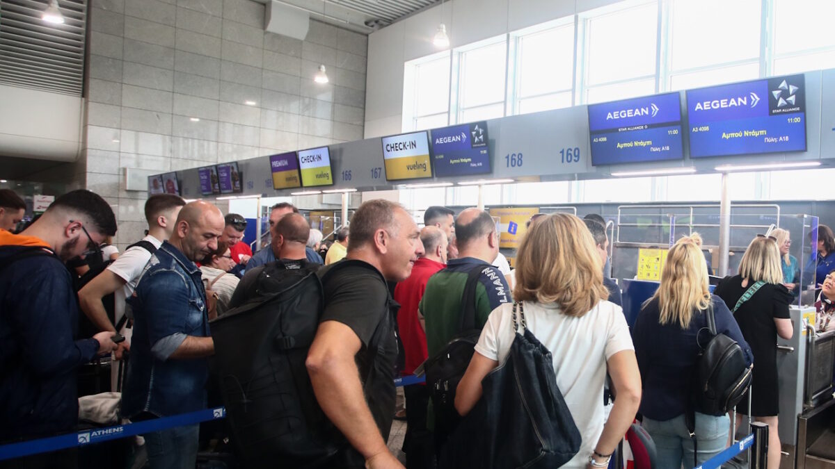 Φίλοι του Ολυμπιακού στο "Ελ. Βενιζέλος" (ΦΩΤΟ ΘΑΝΑΣΗΣ ΔΗΜΟΠΟΥΛΟΣ
