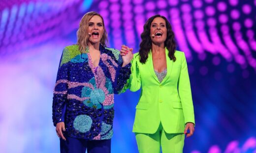 Οι παρουσιάστριες Sandra Studer και Hazel Brugger  REUTERS