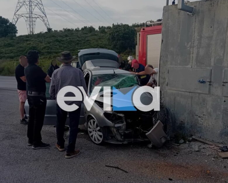 Εύβοια: Τρία τροχαία ατυχήματα με 2 τραυματίες – Αυτοκίνητο καρφώθηκε σε κολώνα και μηχανή εξετράπη της πορείας της