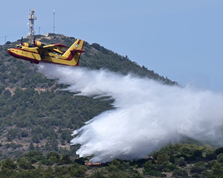 Φωτιά στον Αυλώνα – Σηκώθηκαν και εναέρια μέσα