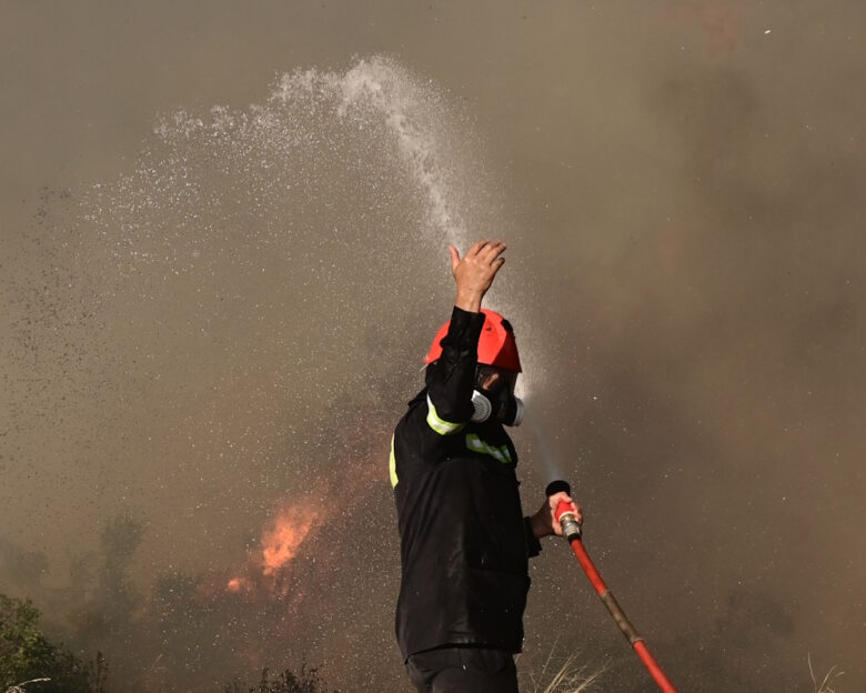 Υπό μερικό έλεγχο η φωτιά στην Ανάφη – Στην περιοχή πνέουν ισχυροί άνεμοι