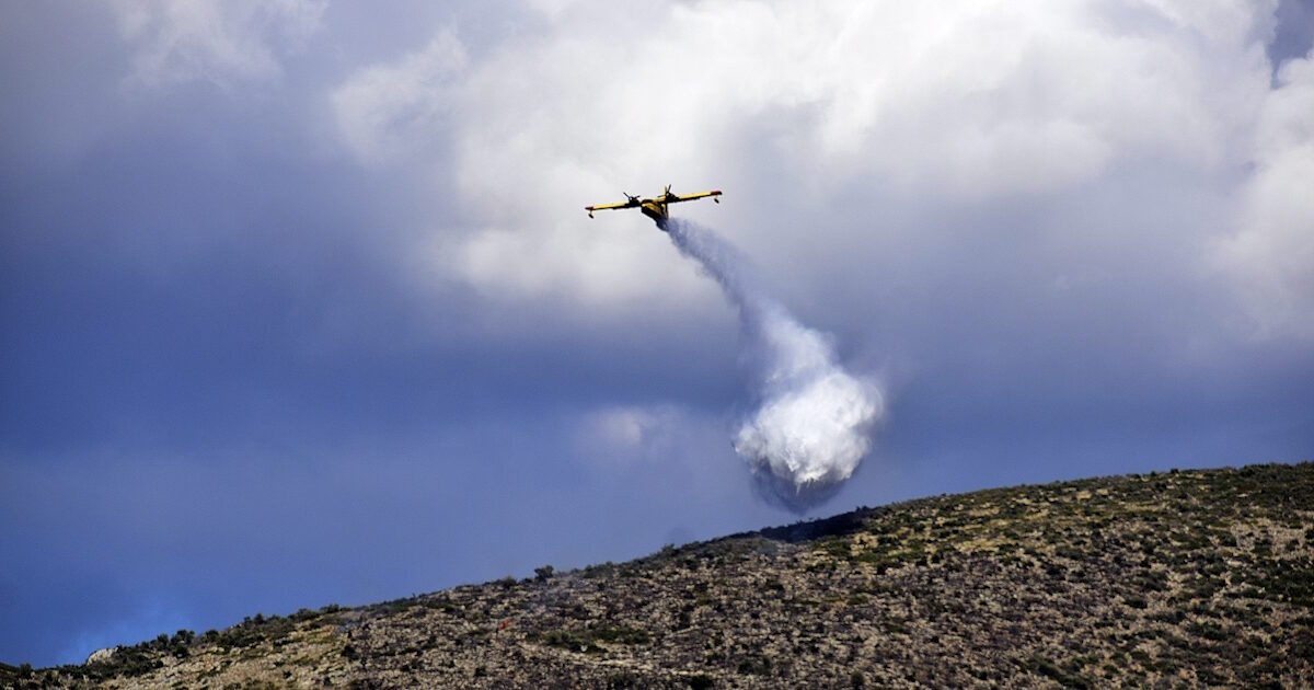 Fire in Kythnos – 2 aircraft and 1 helicopter rose