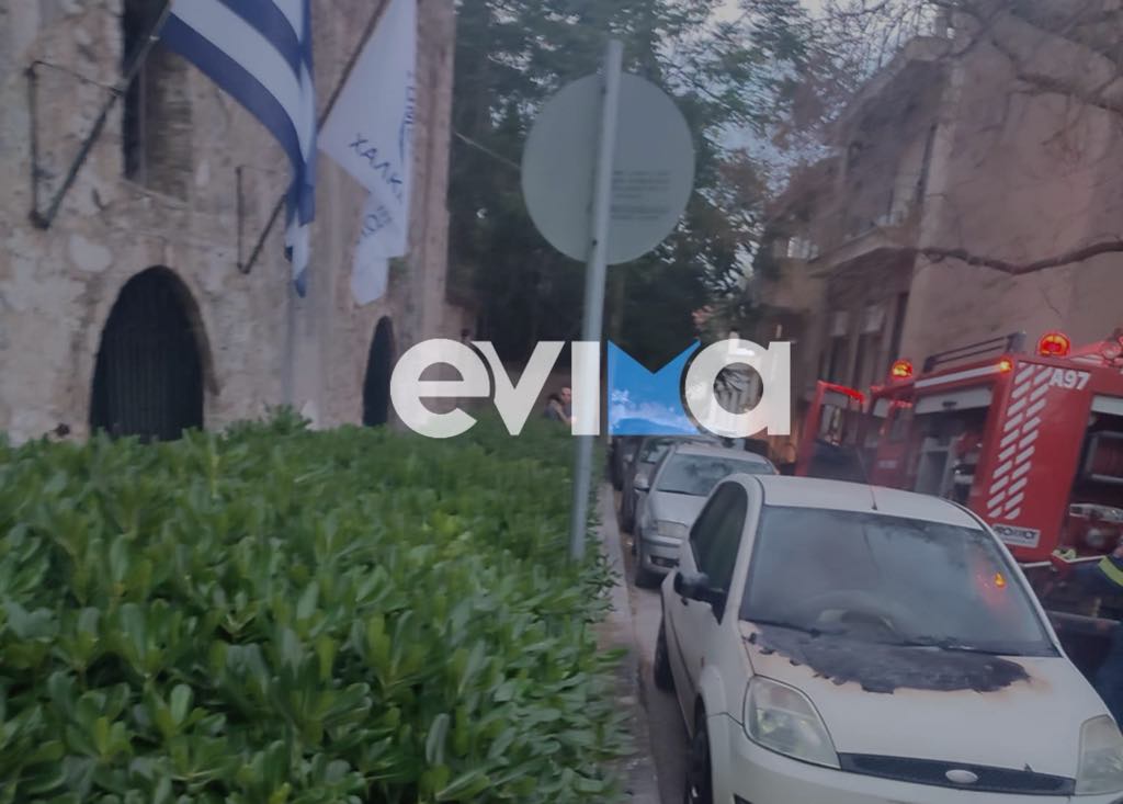Το αυτοκίνητο που καίγεται στη Χαλκίδα
