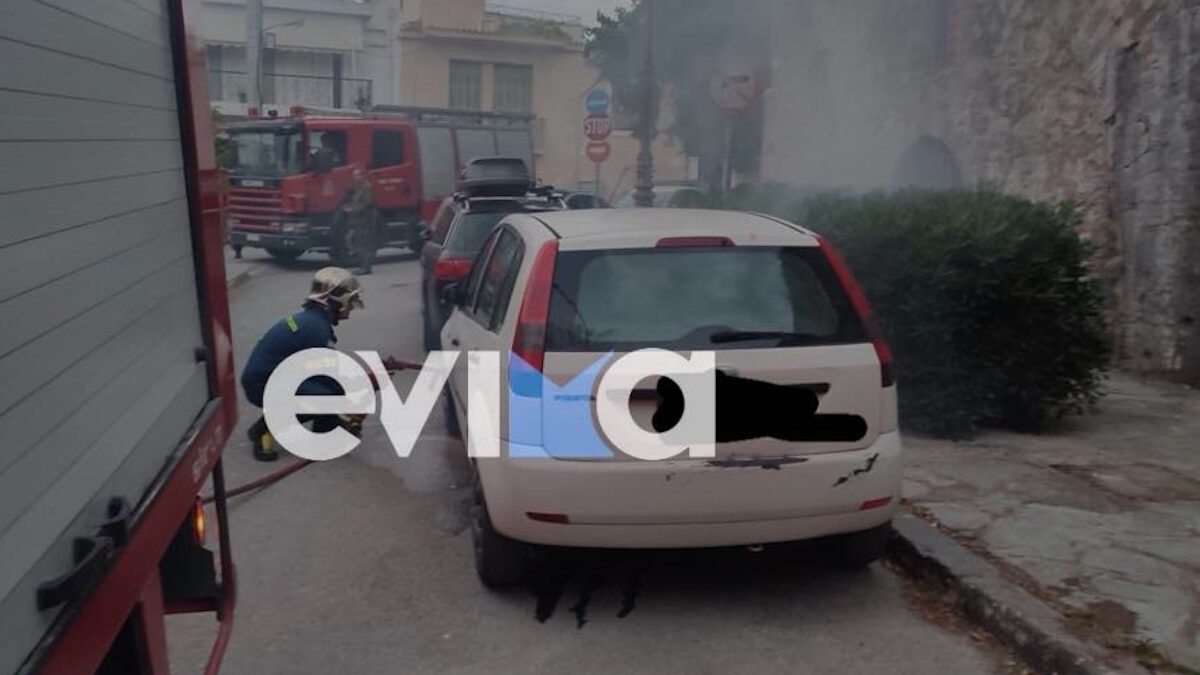 Το αυτοκίνητο που καίγεται στη Χαλκίδα