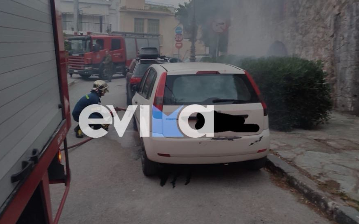 Το αυτοκίνητο που καίγεται στη Χαλκίδα