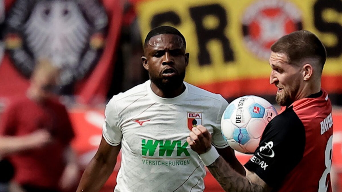 epa12056807 Frank Onyeka of Augsbur (L) and Robert Andrich of Leverkusen (R) in action during the German Bundesliga soccer match between Bayer 04 Leverkusen and FC Augsburg, in Leverkusen, Germany, 26 April 2025.  EPA