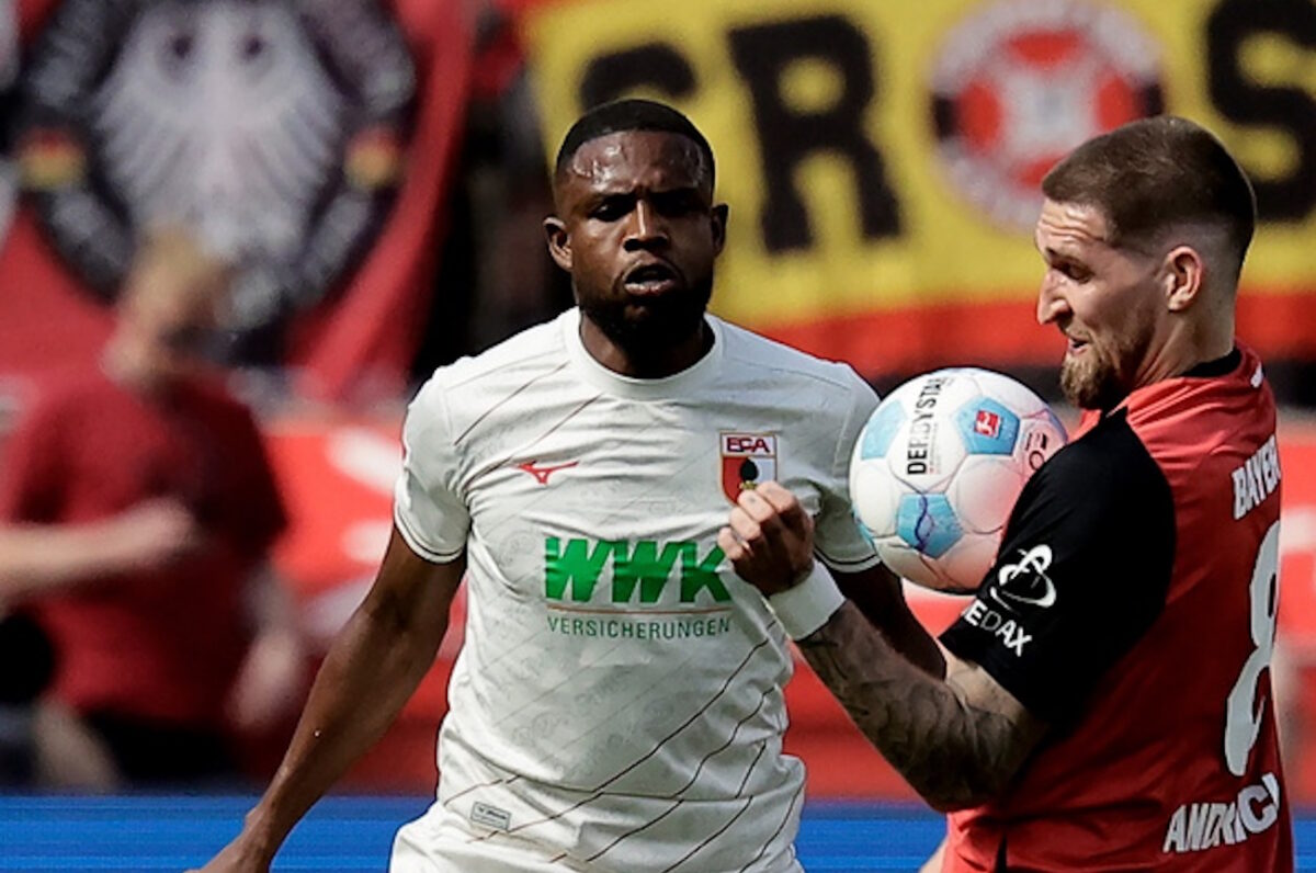 epa12056807 Frank Onyeka of Augsbur (L) and Robert Andrich of Leverkusen (R) in action during the German Bundesliga soccer match between Bayer 04 Leverkusen and FC Augsburg, in Leverkusen, Germany, 26 April 2025.  EPA