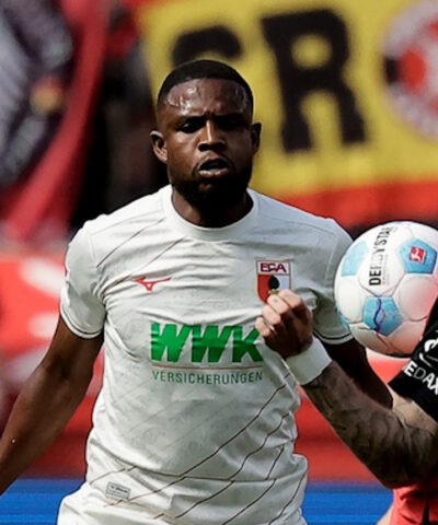 epa12056807 Frank Onyeka of Augsbur (L) and Robert Andrich of Leverkusen (R) in action during the German Bundesliga soccer match between Bayer 04 Leverkusen and FC Augsburg, in Leverkusen, Germany, 26 April 2025.  EPA