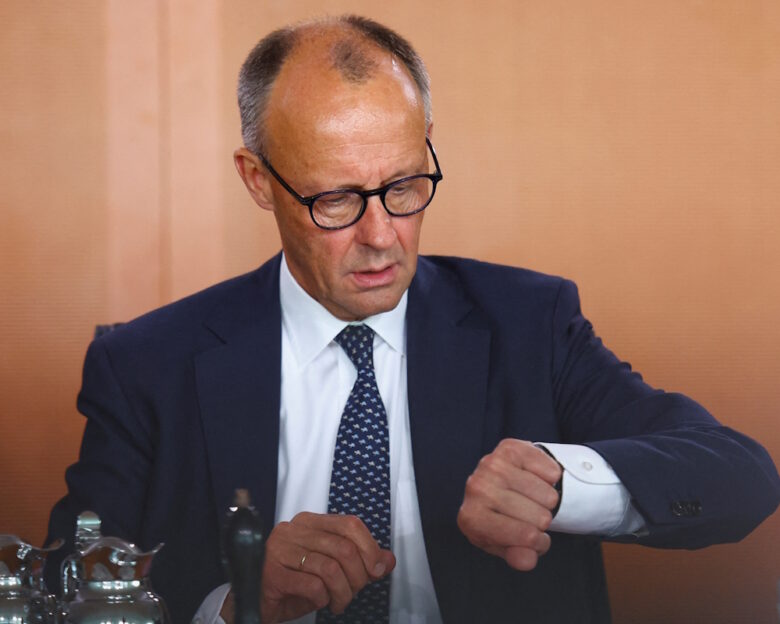 Ο Γερμανός Καγκελάριος Φρίντριχ Μερτς είναι σκεπτικός με τις φωνές που λένε να απαγορευτεί το ακροδεξιό AfD