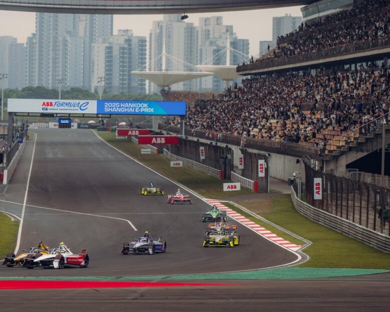 Formula E: Μοναδικές προσπεράσεις χάρισαν σήμερα στη Σαγκάη οι οδηγοί
