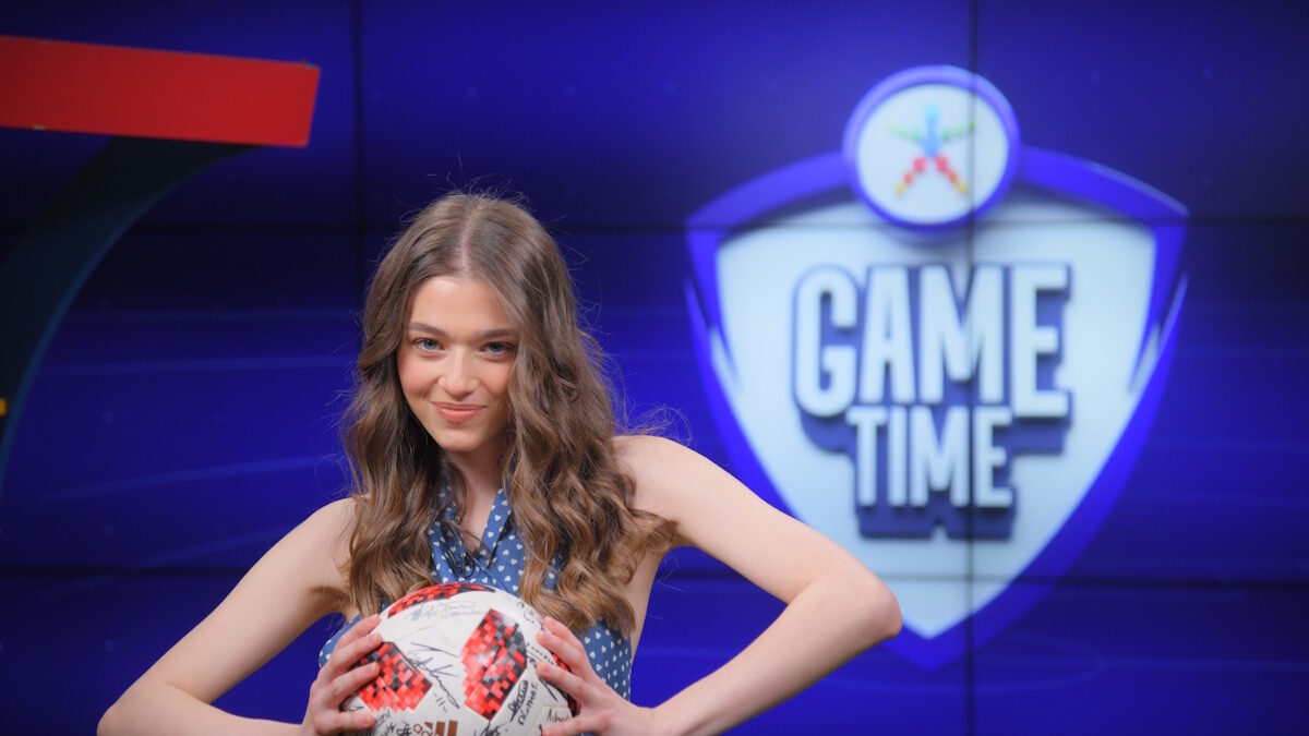 Η Γεωργία Μεσαρίτη στο ΟΠΑΠ Game Time: Ο Μουζακίτης, ο ρόλος κομπάρσου με τον Μπράντ Πιτ και η Έμα Στόουν