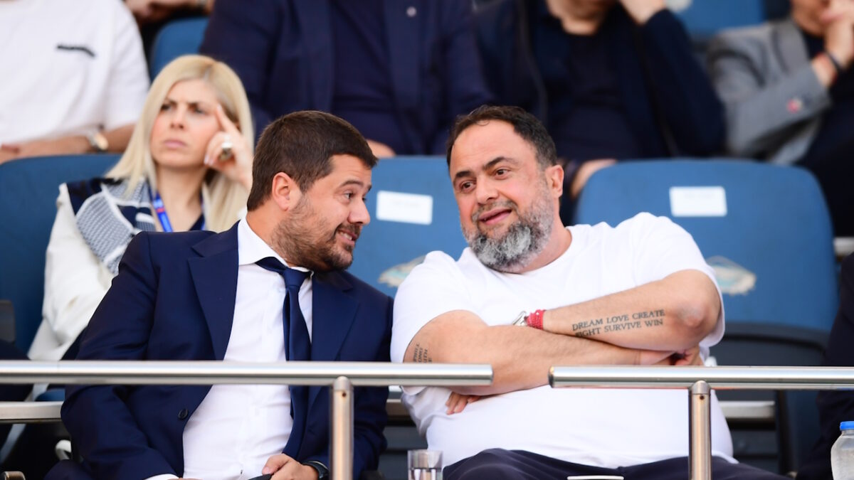 Ο πρόεδρος της ΕΠΟ, Μάκης Γκαγκάτσης, δίπλα στον ισχυρό άνδρα του Ολυμπιακού, Βαγγέλη Μαρινάκη, στις εξέδρες του ΟΑΚΑ (ΦΩΤΟ Eurokinissi)