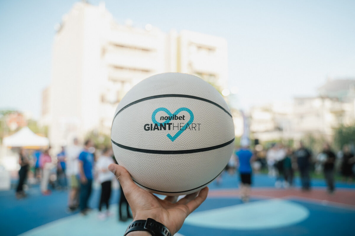 Giant Heart Roadshow: Το μπάσκετ γίνεται γιορτή στις πλατείες από τη Novibet