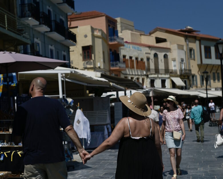 Καιρός: Μίνι καύσωνας στην Κρήτη με τη θερμοκρασία να φτάνει έως τους 39,6 βαθμούς – Βροχές και καταιγίδες την Κυριακή