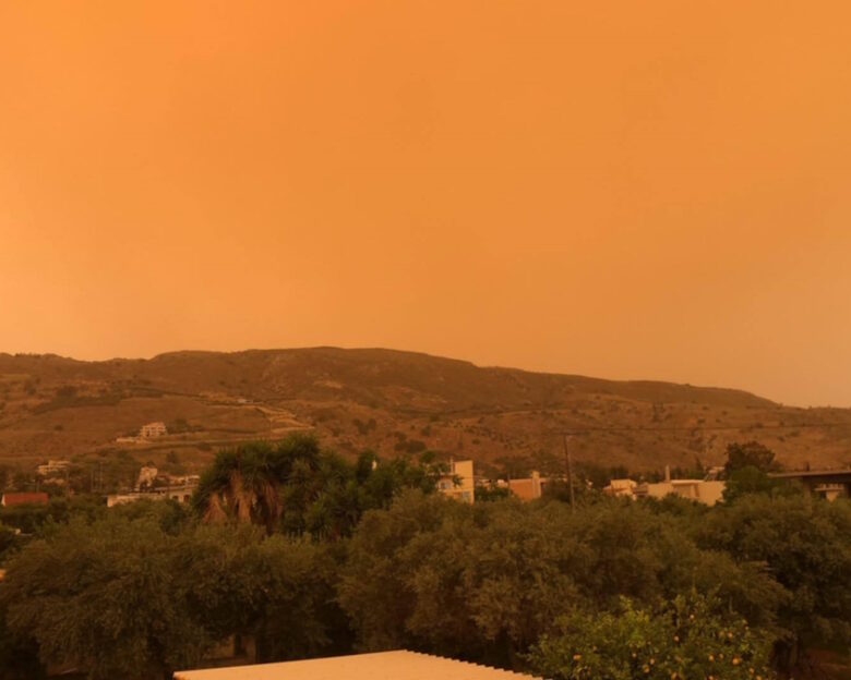 Καιρός: «Πνιγμένα» στην αφρικανική σκόνη τα Χανιά – «Κοκκίνησε» ο ουρανός, απόκοσμες εικόνες