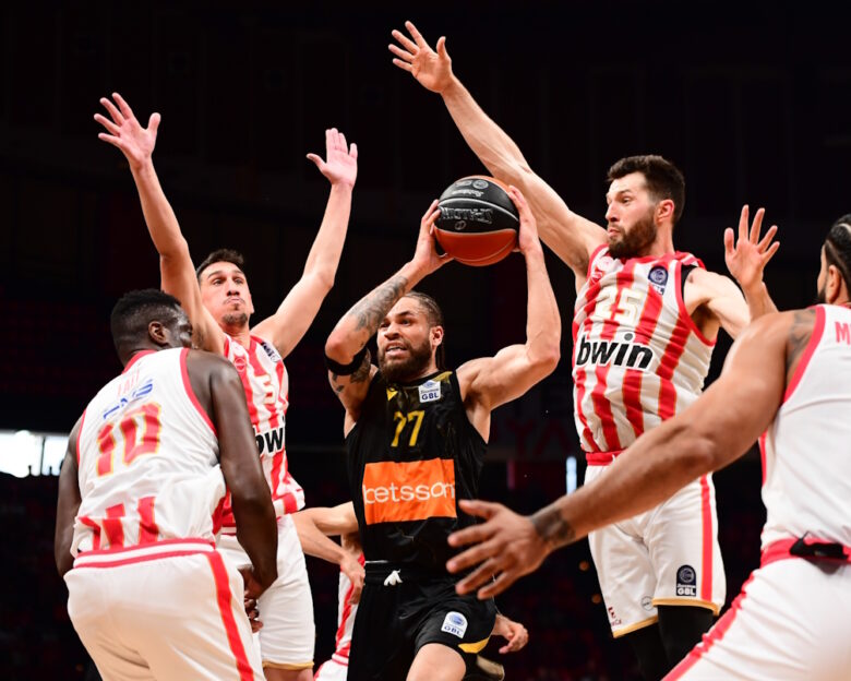 Ολυμπιακός – ΑΕΚ 87-85: Ο Χέιλ έκανε ματσάρα στο ΣΕΦ αλλά οι Πειραιώτες έφτασαν στο 1-0  για τους ημιτελικούς της GBL