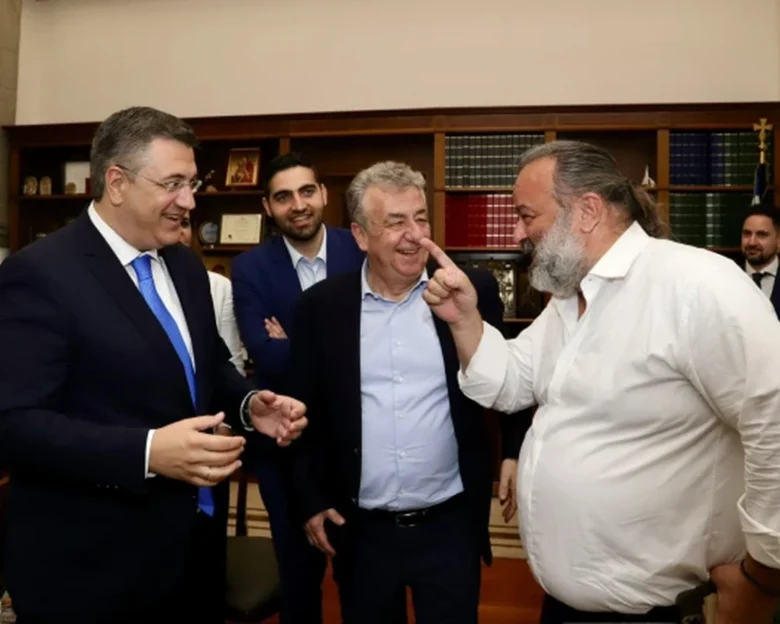 Μάριος Ηλιόπουλος: Παρουσία έκπληξη από τον πρόεδρο της ΑΕΚ στην Περιφέρεια Κρήτης