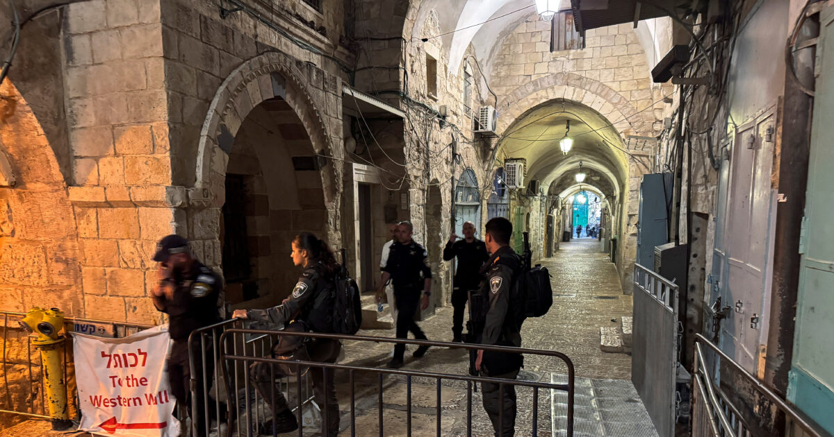 Israel: Policeman injured in a knife attack on Jerusalem