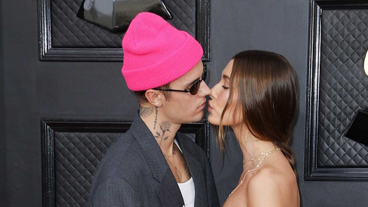 Ο Justin Bieber και η Hailey Bieber στα 64α βραβεία Grammy στο MGM Grand Garden Arena στο Λας Βέγκας