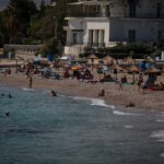 Η ζέστη στέλνει κόσμο στις παραλίες