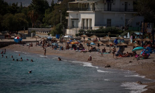 Η ζέστη στέλνει κόσμο στις παραλίες