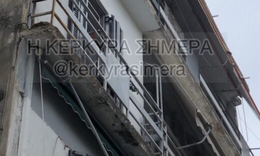 Το κτίριο της Κέρκυρας από το οποίο αποκολλήθηκαν οι σοβάδες