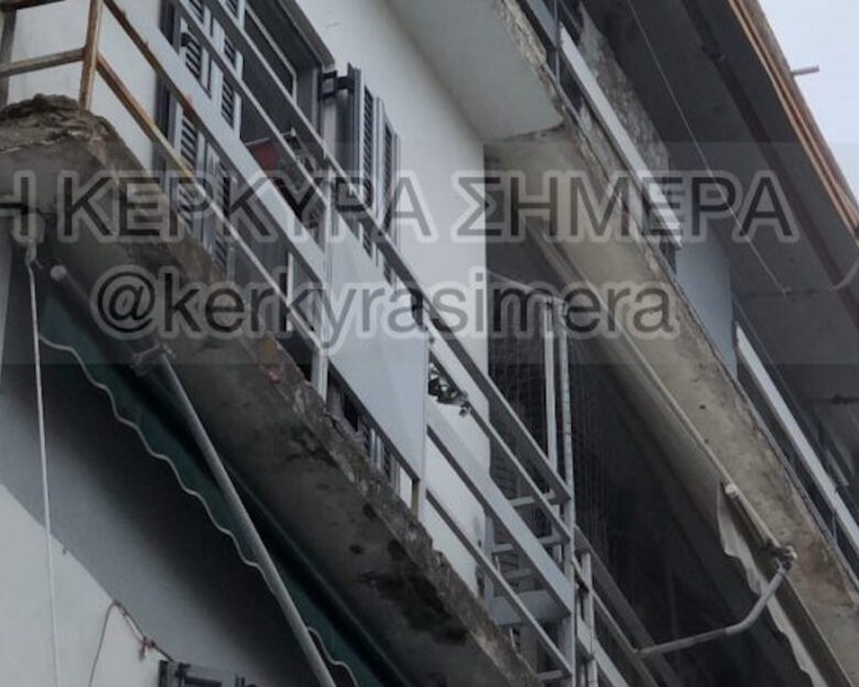 Κέρκυρα: Ξεκόλλησαν σοβάδες από μπαλκόνι και έπεσαν πάνω σε αυτοκίνητο