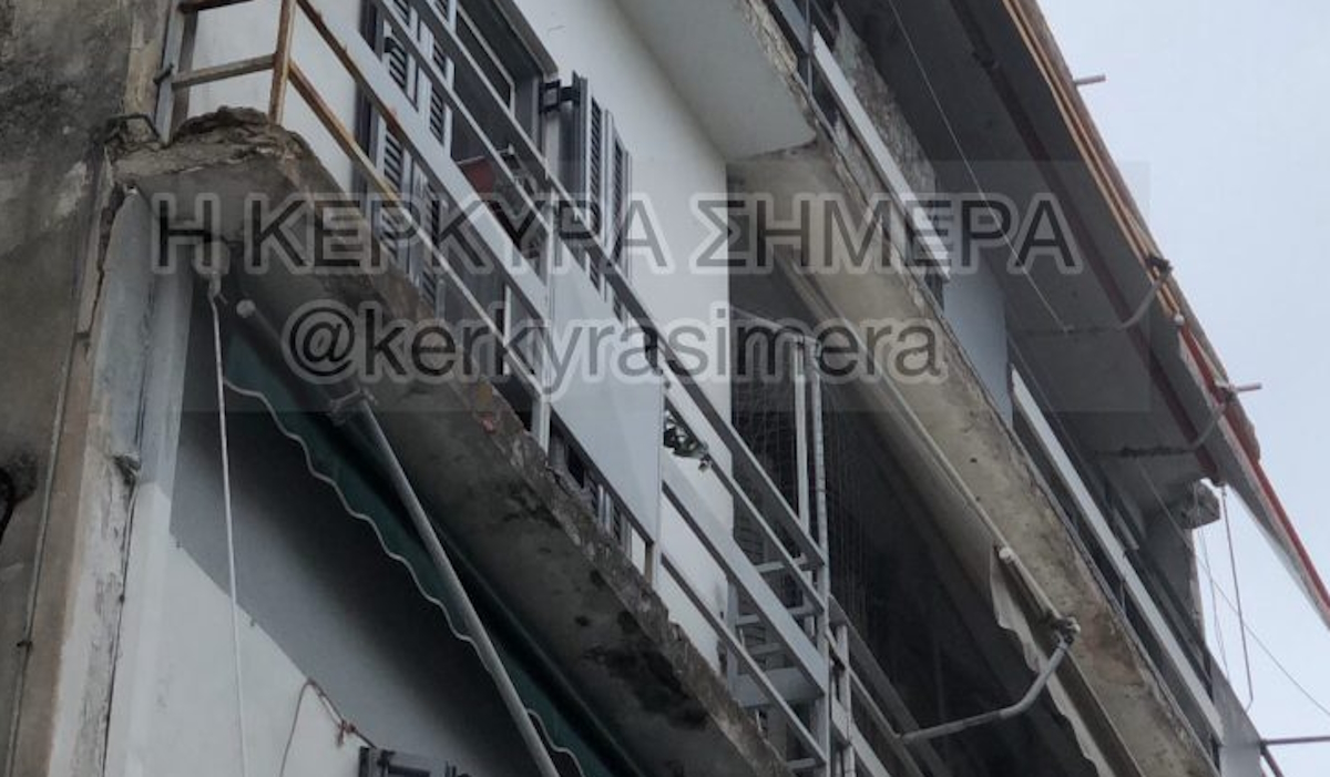 Το κτίριο της Κέρκυρας από το οποίο αποκολλήθηκαν οι σοβάδες