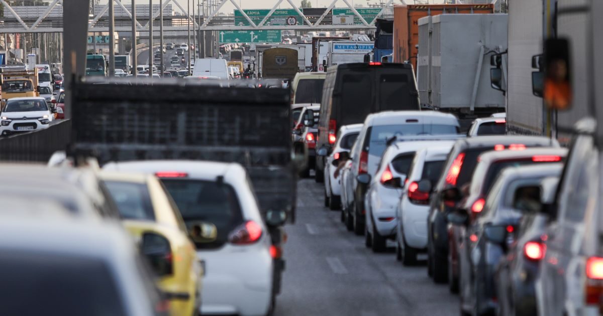 Φορτηγό έπεσε πάνω σε ταμπέλες στην περιφερειακή Υμηττού – Ανοιχτή μόνο η μία λωρίδα, μεγάλο μποτιλιάρισμα