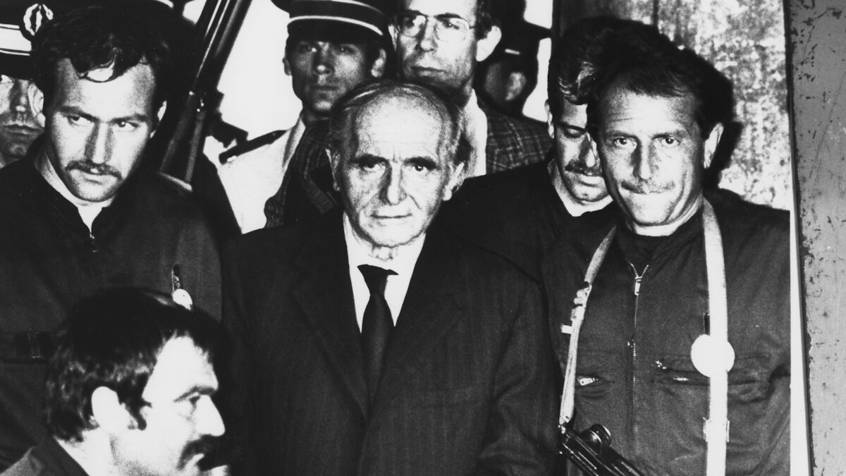 Ο Κλάους Μπάρμπι με χειροπέδες στο δικαστήριο της Λυών το 1987