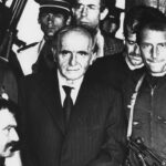 Ο Κλάους Μπάρμπι με χειροπέδες στο δικαστήριο της Λυών το 1987