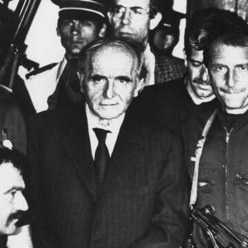 Ο Κλάους Μπάρμπι με χειροπέδες στο δικαστήριο της Λυών το 1987
