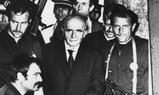 Ο Κλάους Μπάρμπι με χειροπέδες στο δικαστήριο της Λυών το 1987
