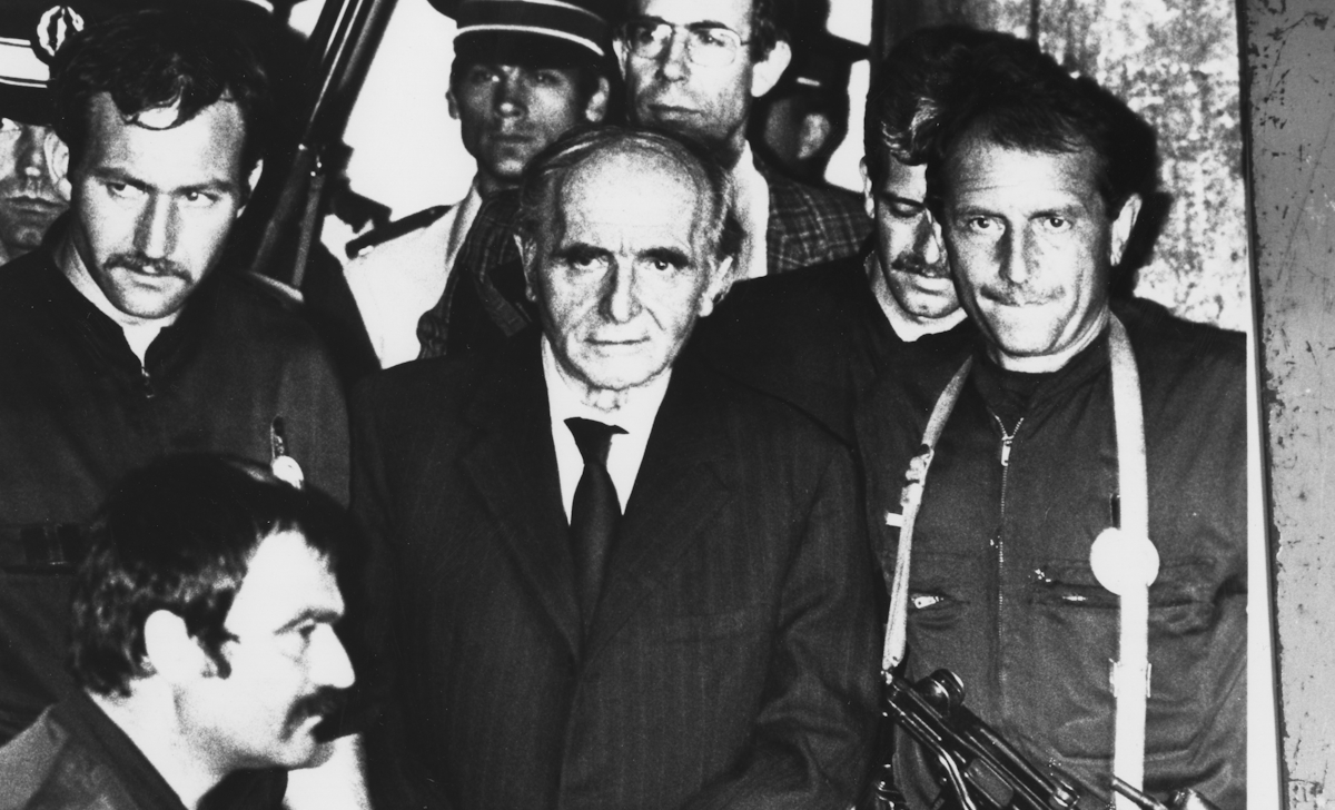 Ο Κλάους Μπάρμπι με χειροπέδες στο δικαστήριο της Λυών το 1987