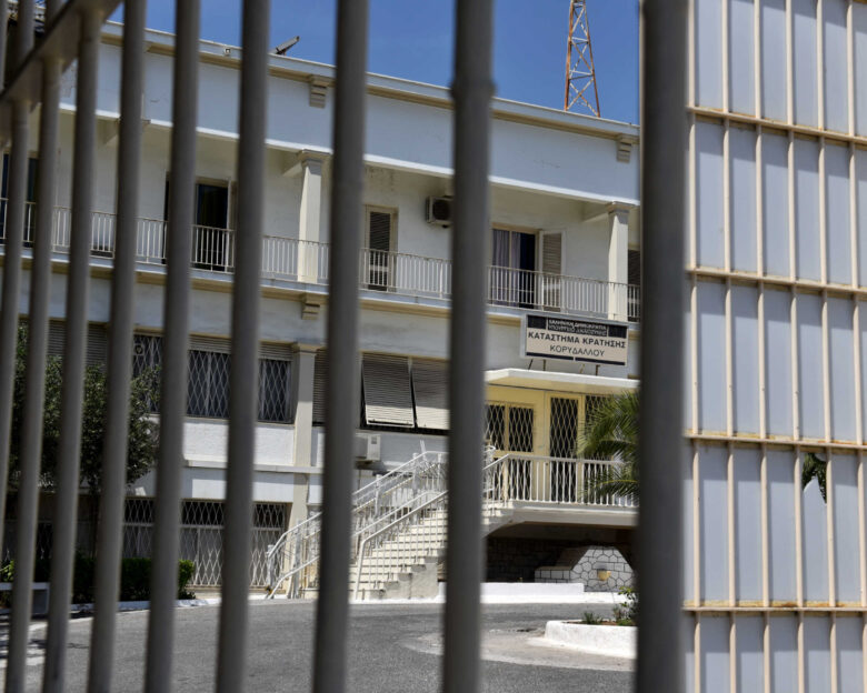 Κορυδαλλός: 19χρονος προσπάθησε να δώσει 4 κινητά σε κρατούμενο φυλακών – Τα είχε κρύψει στο παπούτσι του
