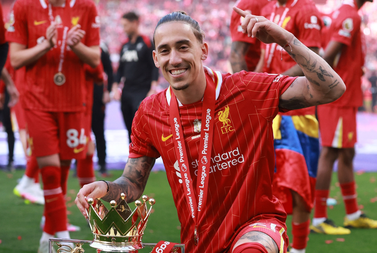 Ο Κώστας Τσιμίκας με το τρόπαιο της Premier League (ΦΩΤΟ Reuters)