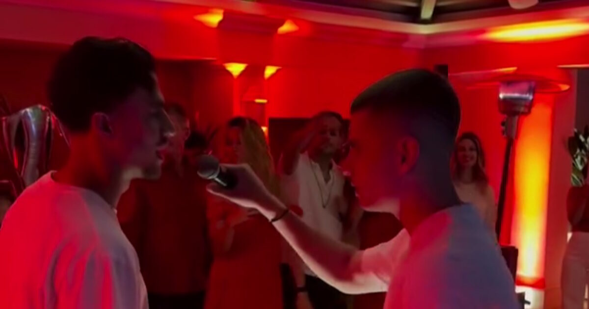 Christos Mouzakitis and Babis Kostoulas of Olympiacos sang “Gucci Dress”