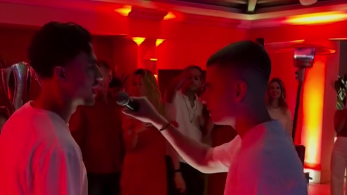 Οι Χρήστος Μουζακίτης και Μπάμπης Κωστούλας του Ολυμπιακού τραγούδησαν το «Gucci φόρεμα»