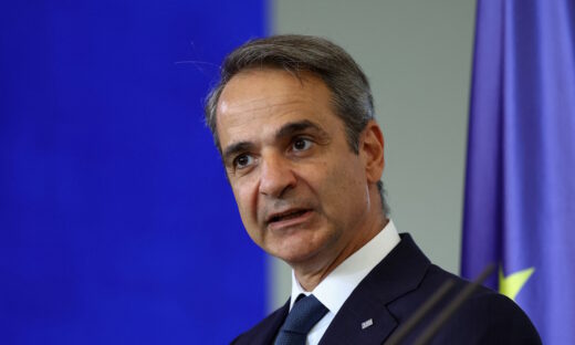 Ο Πρωθυπουργός, Κυριάκος Μητσοτάκης στη διάρκεια της κοινής συνέντευξης Τύπου με τον Καγκελάριο, Φρίντριχ Μερτς στο Βερολίνο