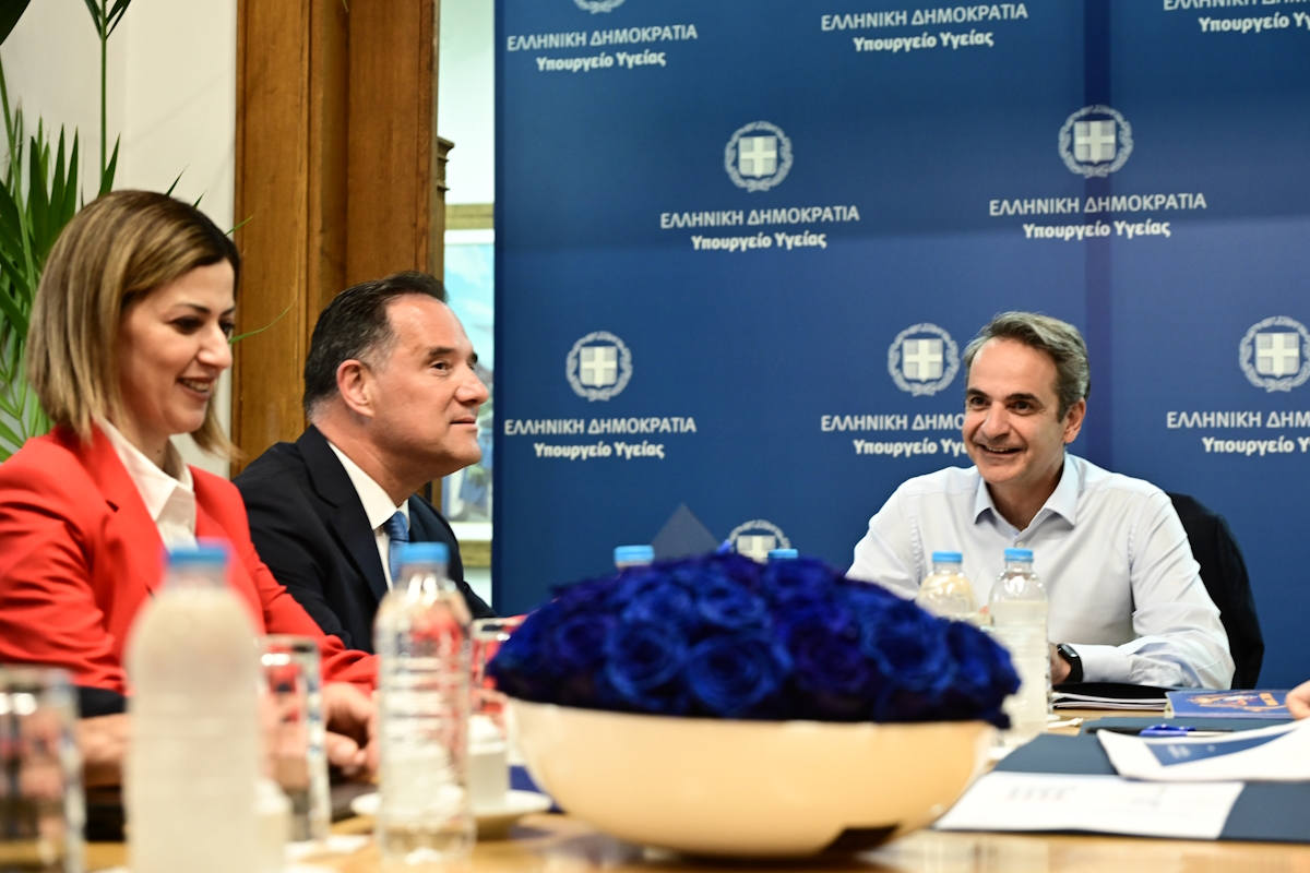 Ο Κυριάκος Μητσοτάκης προεδρεύει σύσκεψης με Άδωνι Γεωργιάδη και Ειρήνη Αγαπηδάκη στο Υπουργείο Υγείας
