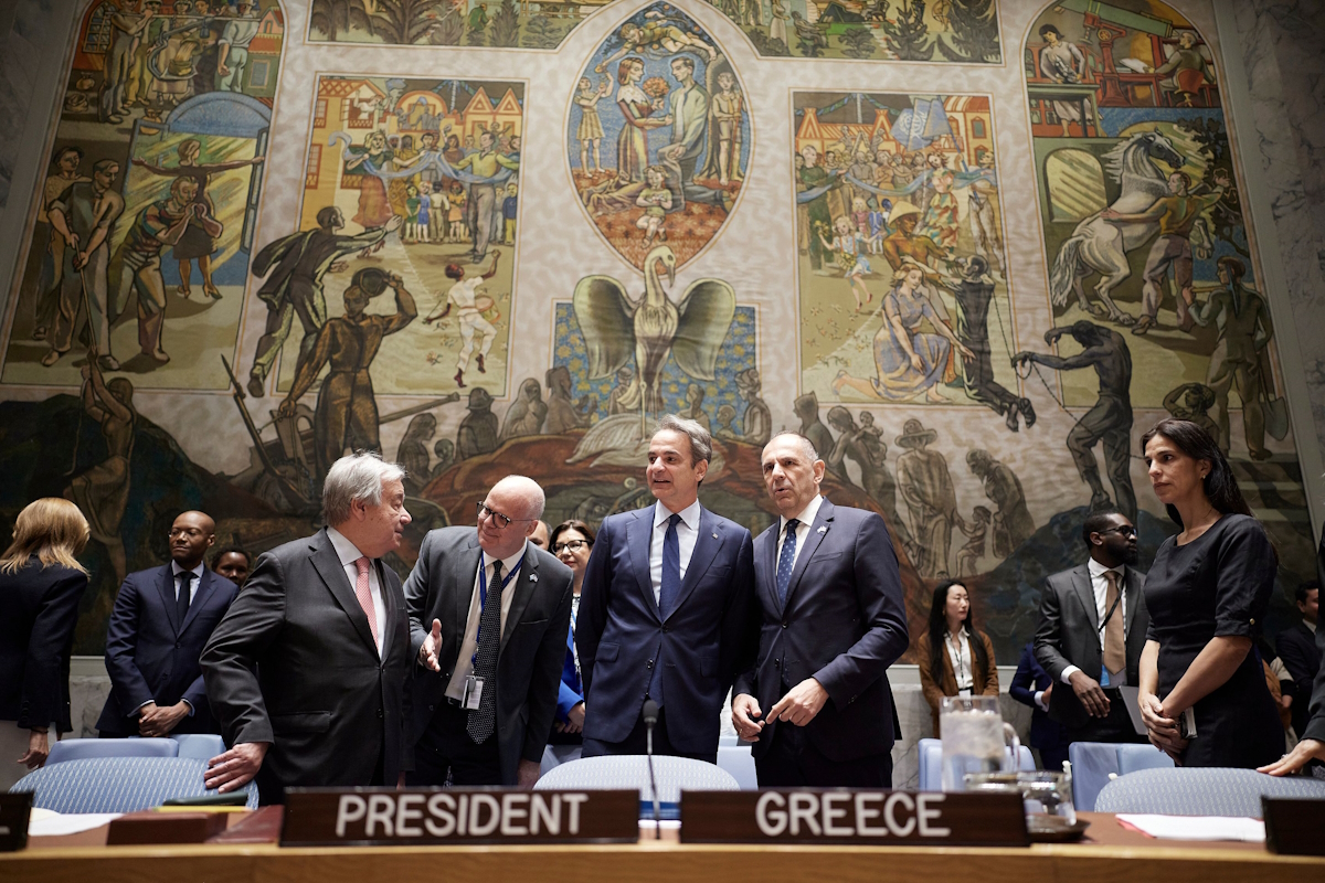 Ο Έλληνας Πρωθυπουργός, Κυριάκος Μητσοτάκης δίπλα στον Γενικό Γραμματέα του ΟΗΕ, Αντόνιο Γκουτέρες στην έδρα του Συμβουλίου Ασφαλείας τη Νέα Υόρκη