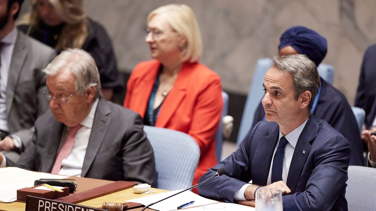 Ο Έλληνας Πρωθυπουργός, Κυριάκος Μητσοτάκης δίπλα στον Γενικό Γραμματέα του ΟΗΕ, Αντόνιο Γκουτέρες στην έδρα του Συμβουλίου Ασφαλείας τη Νέα Υόρκη