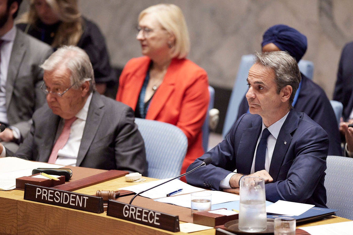 Ο Έλληνας Πρωθυπουργός, Κυριάκος Μητσοτάκης δίπλα στον Γενικό Γραμματέα του ΟΗΕ, Αντόνιο Γκουτέρες στην έδρα του Συμβουλίου Ασφαλείας τη Νέα Υόρκη