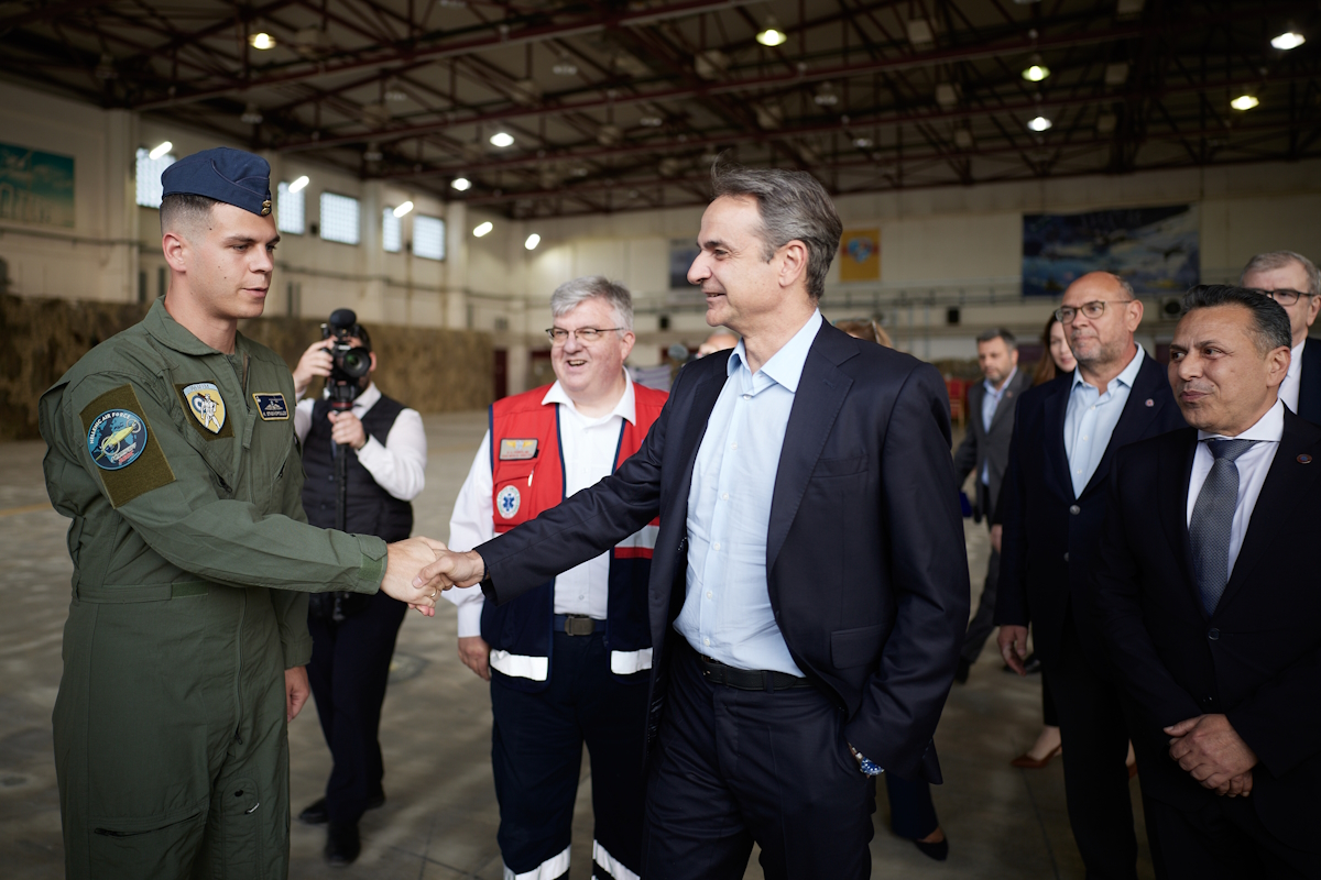 Ο Πρωθυπουργός, Κυριάκος Μητσοτάκης στην παράδοση - παραλαβή του αεροσκάφους, δωρεά του Ιδρύματος Σταύρος Νιάρχος, για αεροδιακομιδές του ΕΚΑΒ