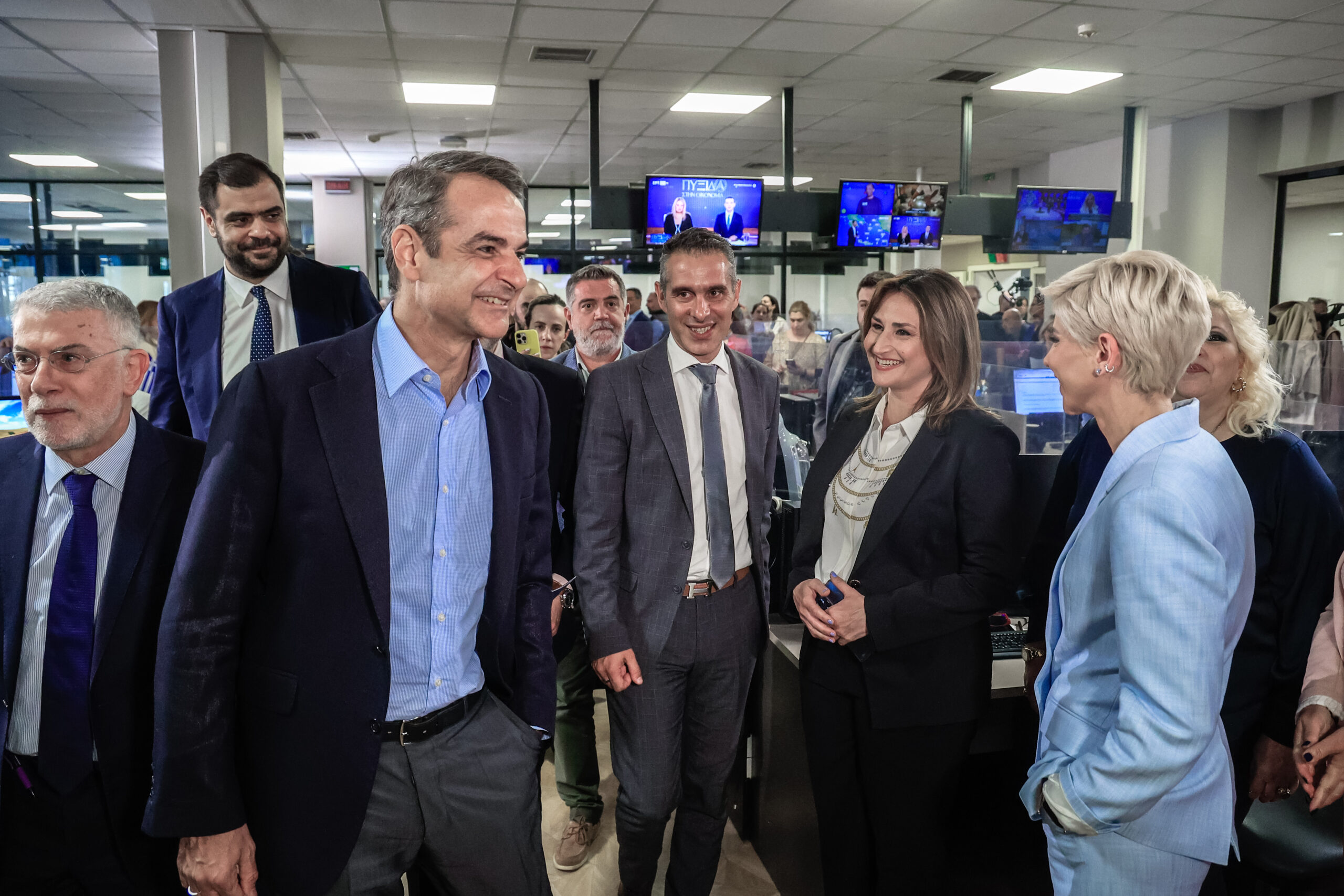 Επίσκεψη του Πρωθυπουργού Κυριάκου Μητσοτάκη στο Ραδιομέγαρο της Ελληνικής Ραδιοφωνίας Τηλεόρασης (Ε.Ρ.Τ.), Δευτέρα 5 Μαΐου 2025. 
(ΓΙΩΡΓΟΣ ΚΟΝΤΑΡΙΝΗΣ