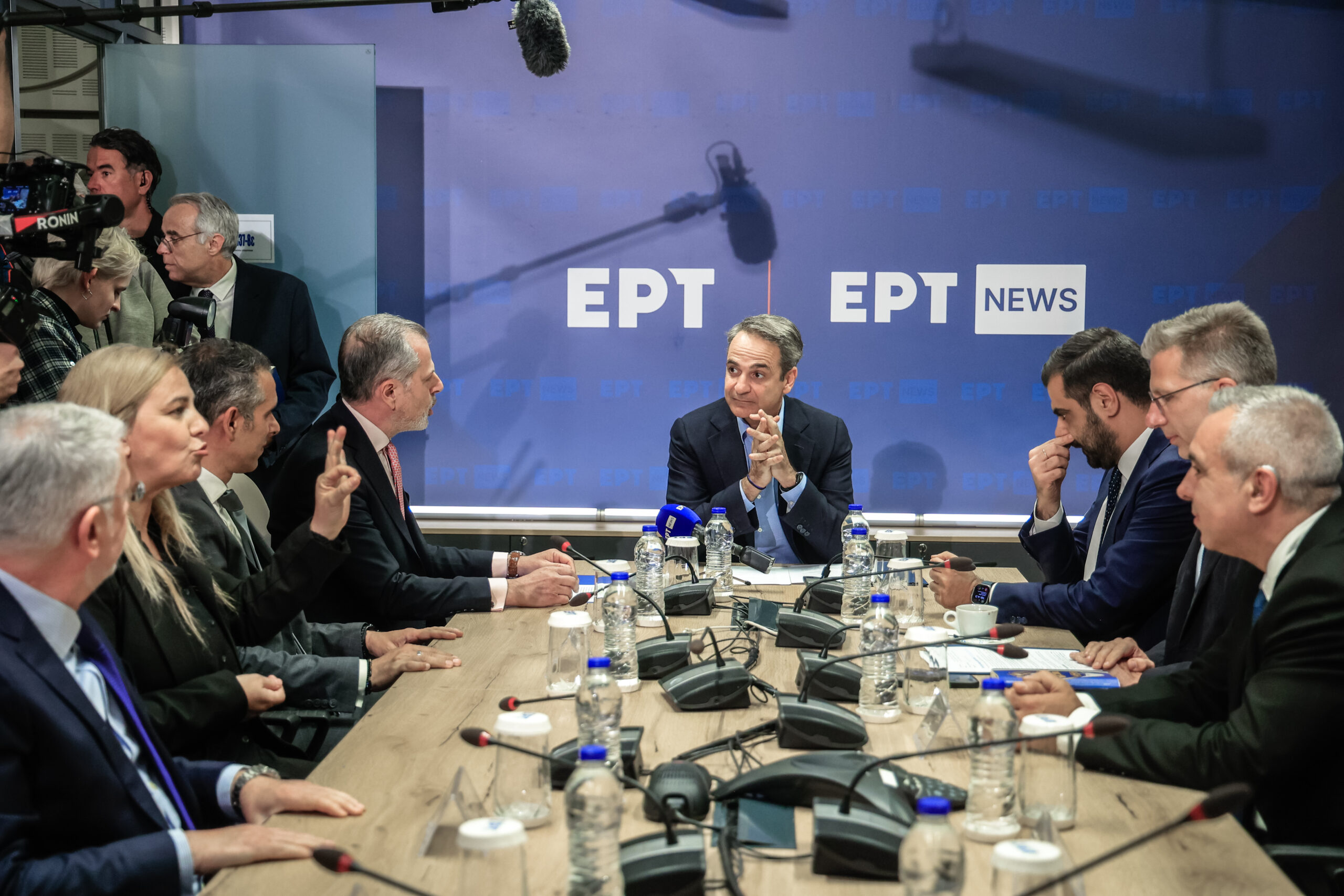 Επίσκεψη του Πρωθυπουργού Κυριάκου Μητσοτάκη στο Ραδιομέγαρο της Ελληνικής Ραδιοφωνίας Τηλεόρασης (Ε.Ρ.Τ.), Δευτέρα 5 Μαΐου 2025. 
(ΓΙΩΡΓΟΣ ΚΟΝΤΑΡΙΝΗΣ
