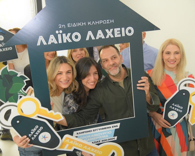Με το κλειδί στο χέρι ο μεγάλος νικητής του Λαϊκού Λαχείου – Κέρδισε σπίτι αξίας 400.000 ευρώ σε ειδική κλήρωση του παιχνιδιού