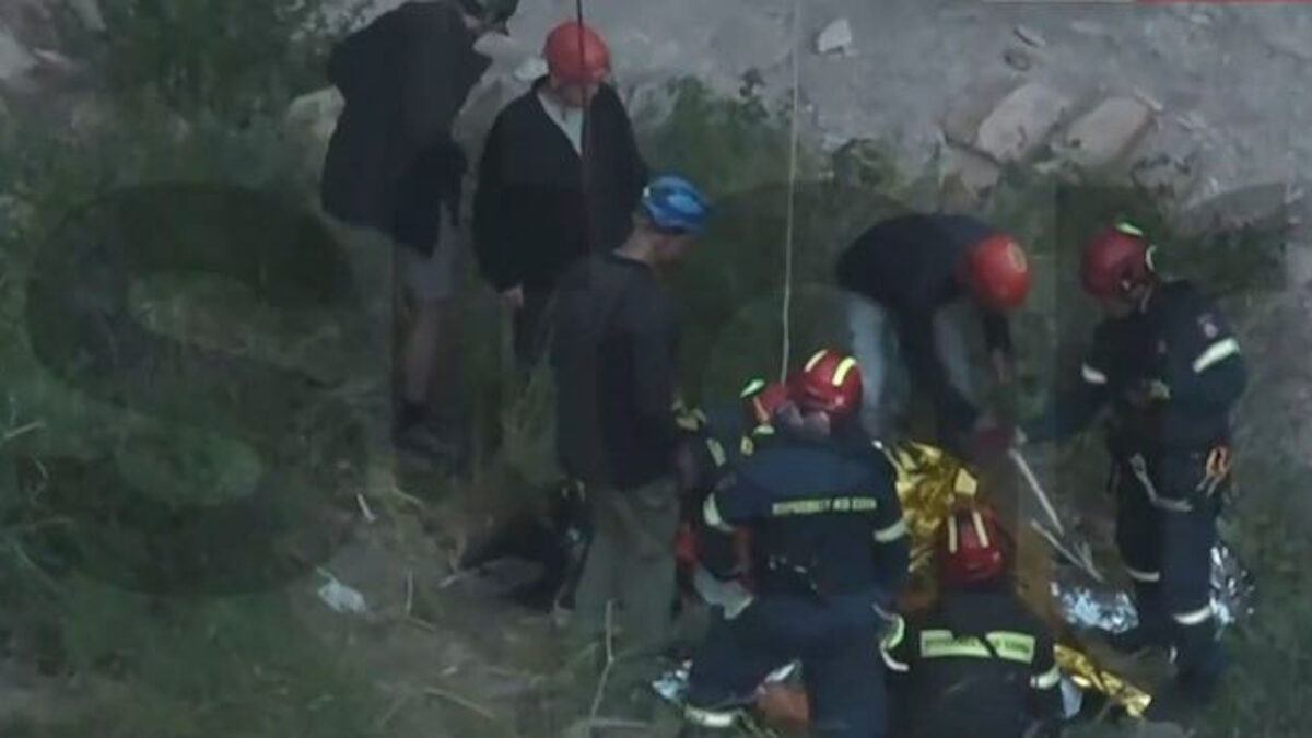 Στιγμιότυπο από την επιχείρηση της ΕΜΑΚ για τη διάσωση του 30χρονου σπηλαιολόγου στο Λαύριο