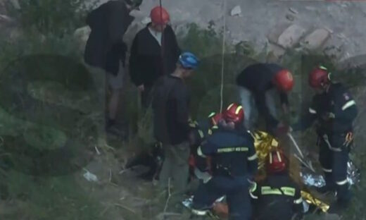 Στιγμιότυπο από την επιχείρηση της ΕΜΑΚ για τη διάσωση του 30χρονου σπηλαιολόγου στο Λαύριο